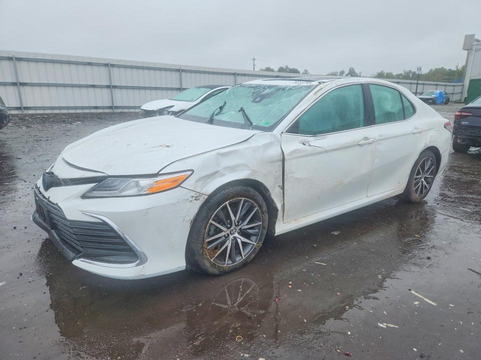 TOYOTA CAMRY 2022 مع رقم تعريف المركبة 4T1F31AK9NU576768 - صورة من المزاد