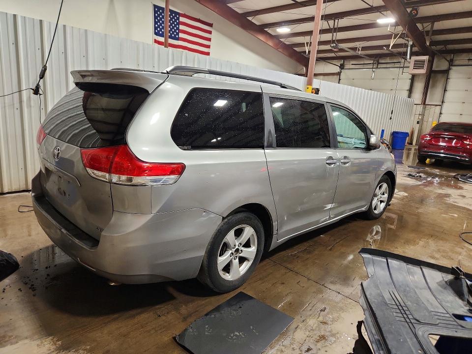 Photo 3 from auction – 2013 TOYOTA SIENNA with VIN 5TDKK3DC4DS351781
