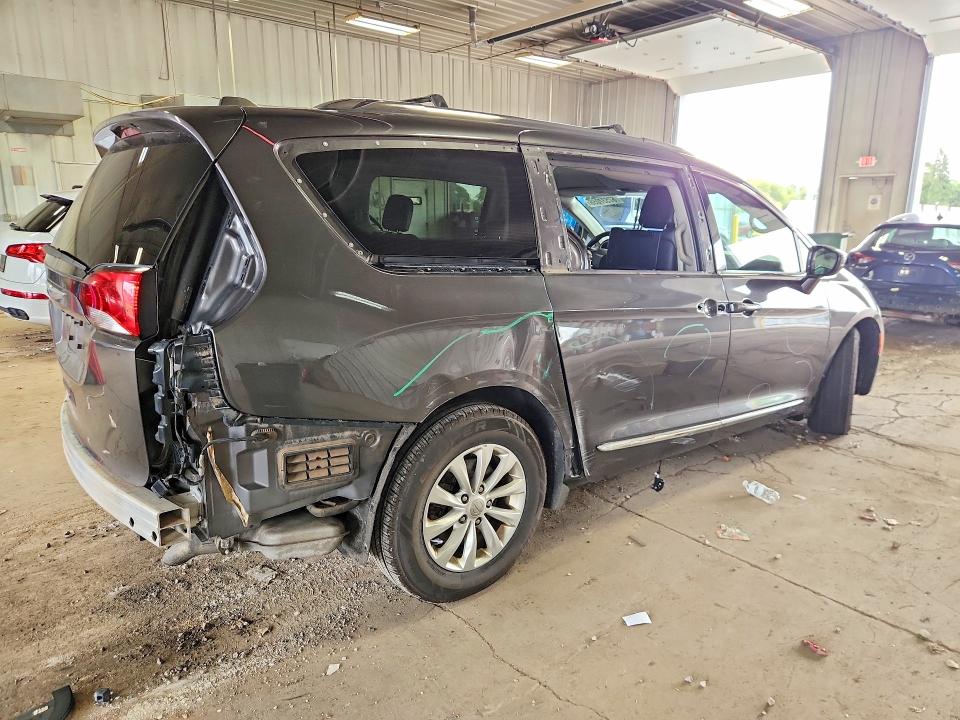 Photo 3 from auction – 2018 CHRYSLER PACIFICA with VIN 2C4RC1EG5JR194736