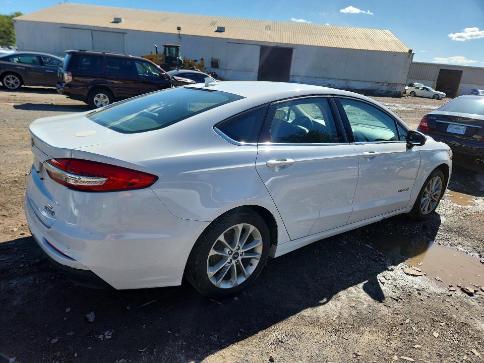 Photo 3 from auction – 2019 FORD FUSION with VIN 3FA6P0LU0KR188726