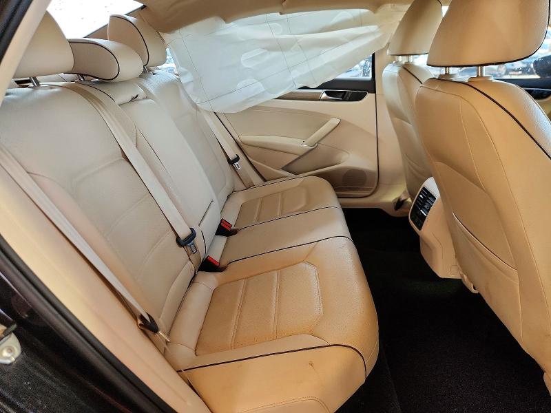 Снимка 10 от търг – 2017 VOLKSWAGEN PASSAT с VIN 1VWGT7A39HC022738