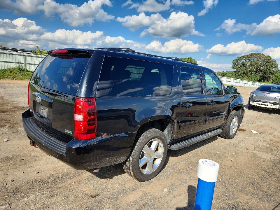Photo 3 from auction – 2011 CHEVROLET SUBURBAN with VIN 1GNSKJE38BR304047