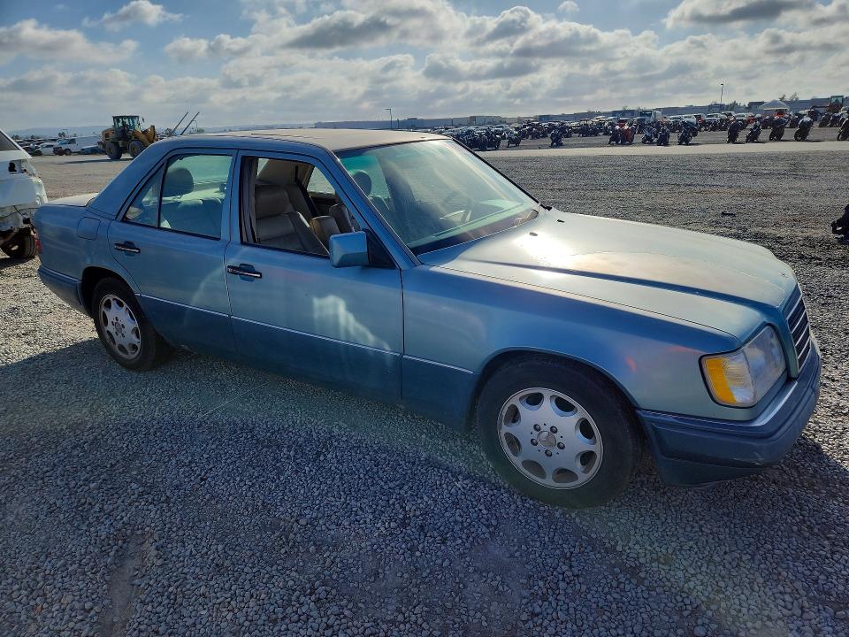 Photo 4 from auction – 1994 MERCEDES-BENZ E with VIN WDBEA32E3RC128823