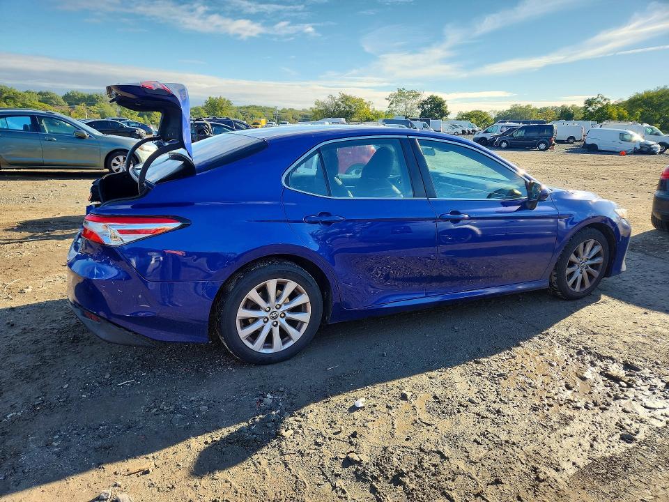 Снимка 3 от търг – 2018 TOYOTA CAMRY с VIN 4T1B11HK3JU567228