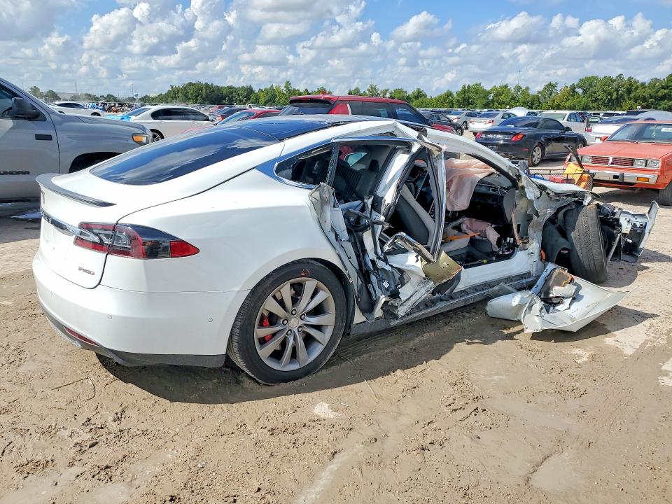 Снимка 3 от търг – 2015 TESLA MODEL S с VIN 5YJSA1E40FF109687