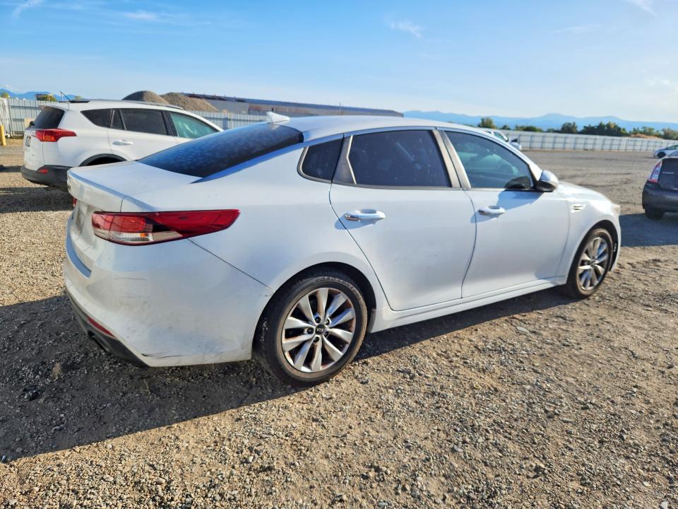 Photo 3 from auction – 2017 KIA OPTIMA with VIN 5XXGT4L38HG130900