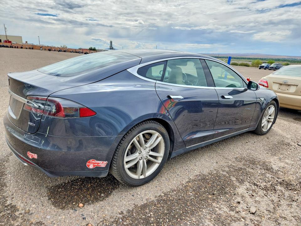 Фото 3 с аукциона – 2015 TESLA MODEL S с VIN 5YJSA1V28FF097383