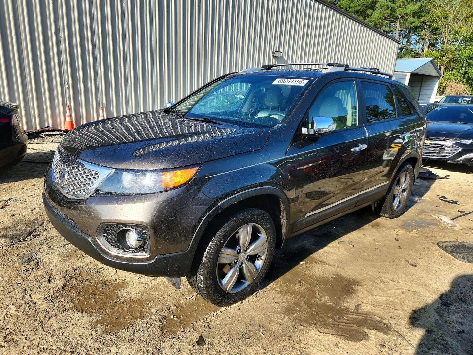 KIA SORENTO 2013 مع رقم تعريف المركبة 5XYKU3A22DG396883 - صورة من المزاد