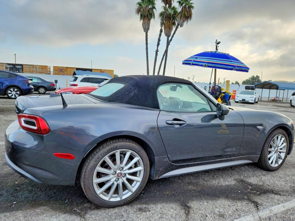 Photo 3 from auction – 2017 FIAT 124 SPIDER with VIN JC1NFAEK1H0110861