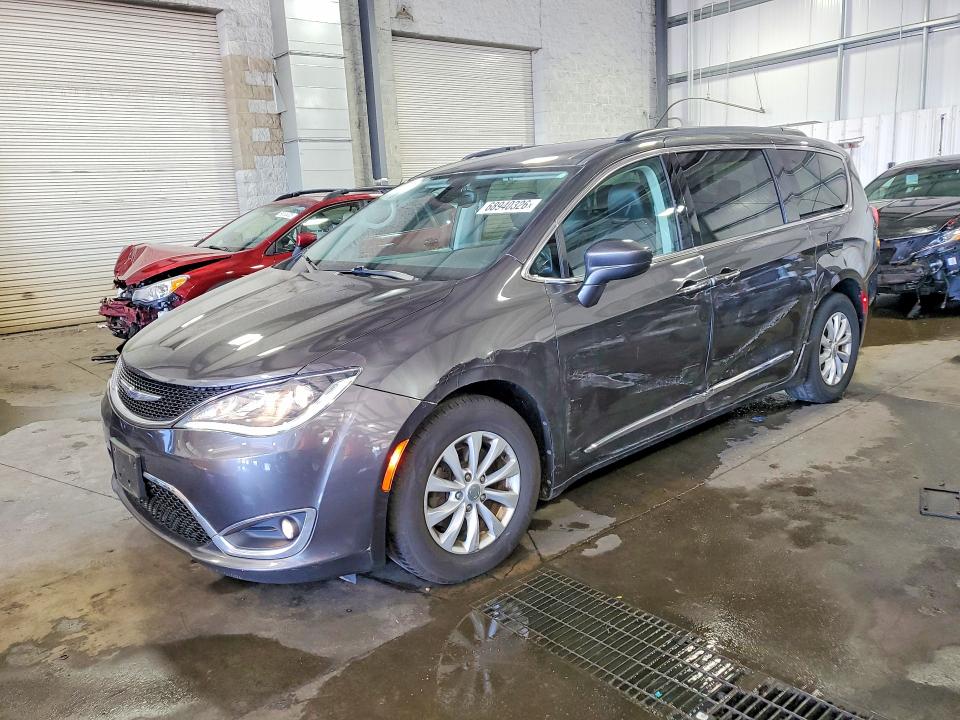 CHRYSLER PACIFICA 2017 with VIN 2C4RC1BG4HR638381 - Photo from auction