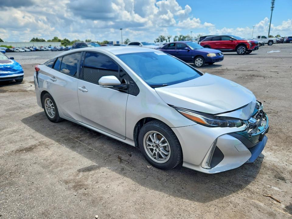 Photo 4 from auction – 2017 TOYOTA PRIUS PRIME with VIN JTDKARFP0H3056514