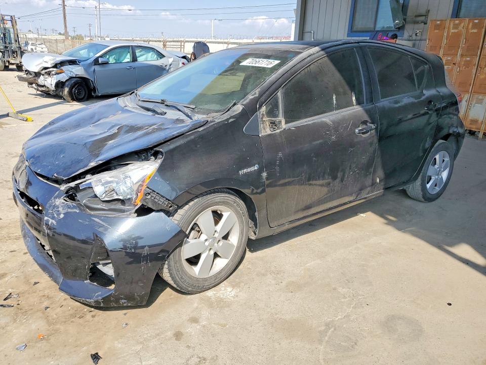 Снимка 1 от търг – 2013 TOYOTA PRIUS C с VIN JTDKDTB3XD1543216