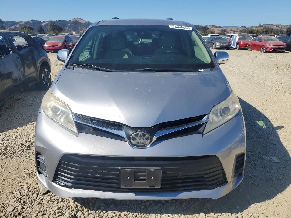 Снимка 5 от търг – 2018 TOYOTA SIENNA с VIN 5TDKZ3DC6JS915518