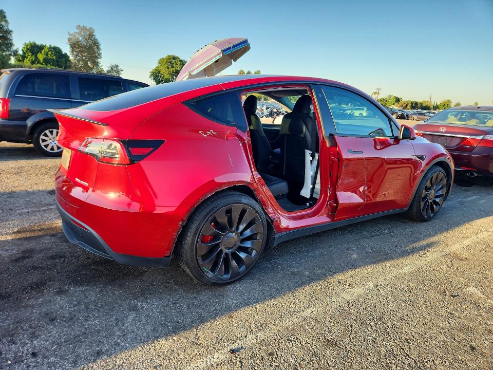 Снимка 3 от търг – 2022 TESLA MODEL Y с VIN 7SAYGDEF0NF520617