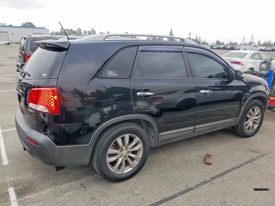 Photo 3 from auction – 2011 KIA SORENTO with VIN 5XYKU4A27BG051304