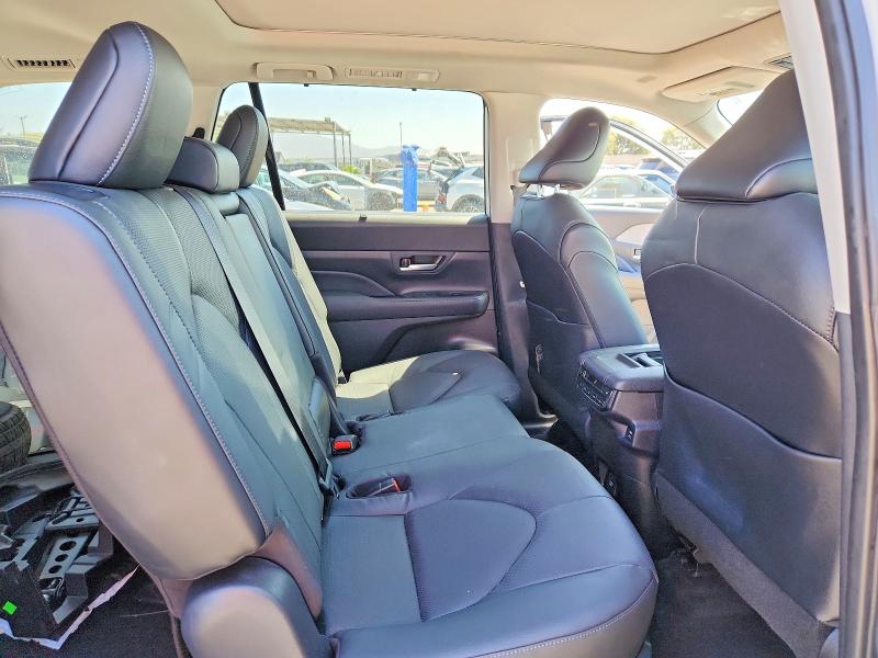 Photo 11 from auction – 2024 TOYOTA GRAND HIGHLANDER HYBRID with VIN 5TDACAB55RS010544