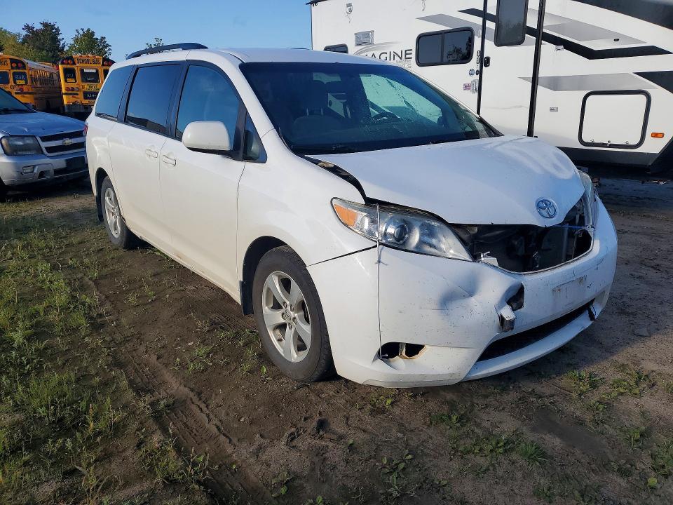 Photo 4 from auction – 2015 TOYOTA SIENNA with VIN 5TDKK3DC3FS567057
