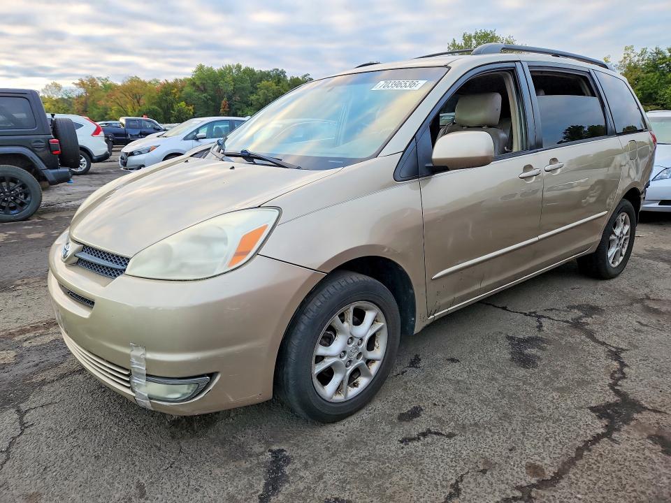 TOYOTA SIENNA 2004 with VIN 5TDBA22C54S021180 - Photo from auction