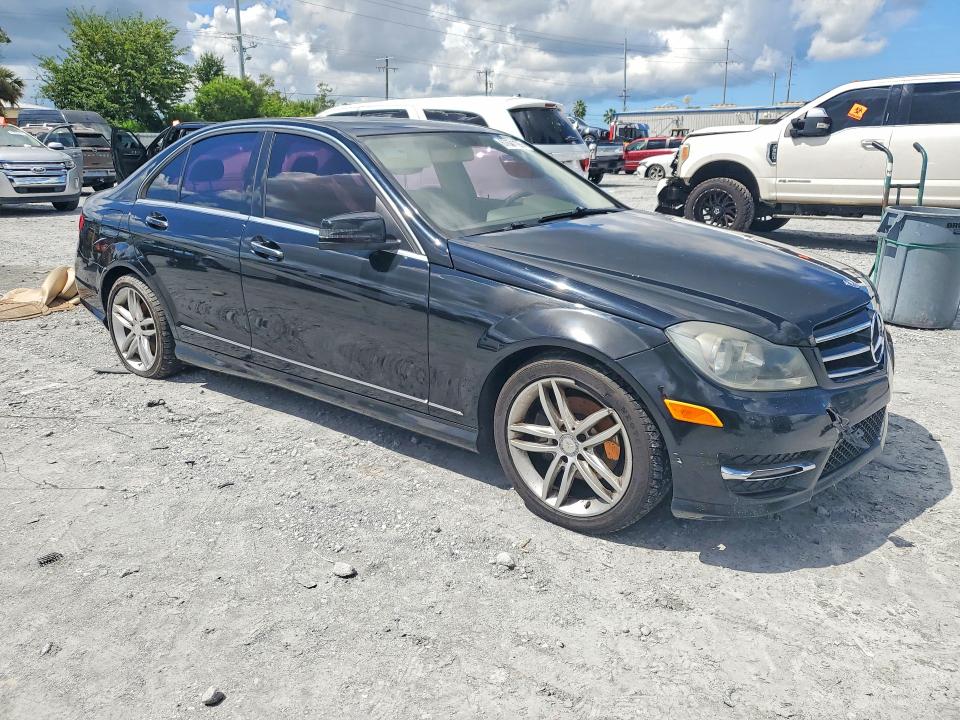 Photo 4 from auction – 2014 MERCEDES-BENZ C with VIN WDDGF4HB3EA945915