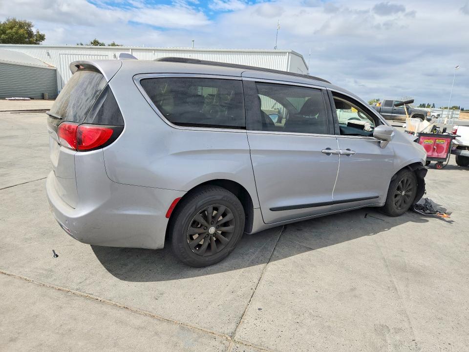 Photo 3 from auction – 2017 CHRYSLER PACIFICA with VIN 2C4RC1BG4HR532660