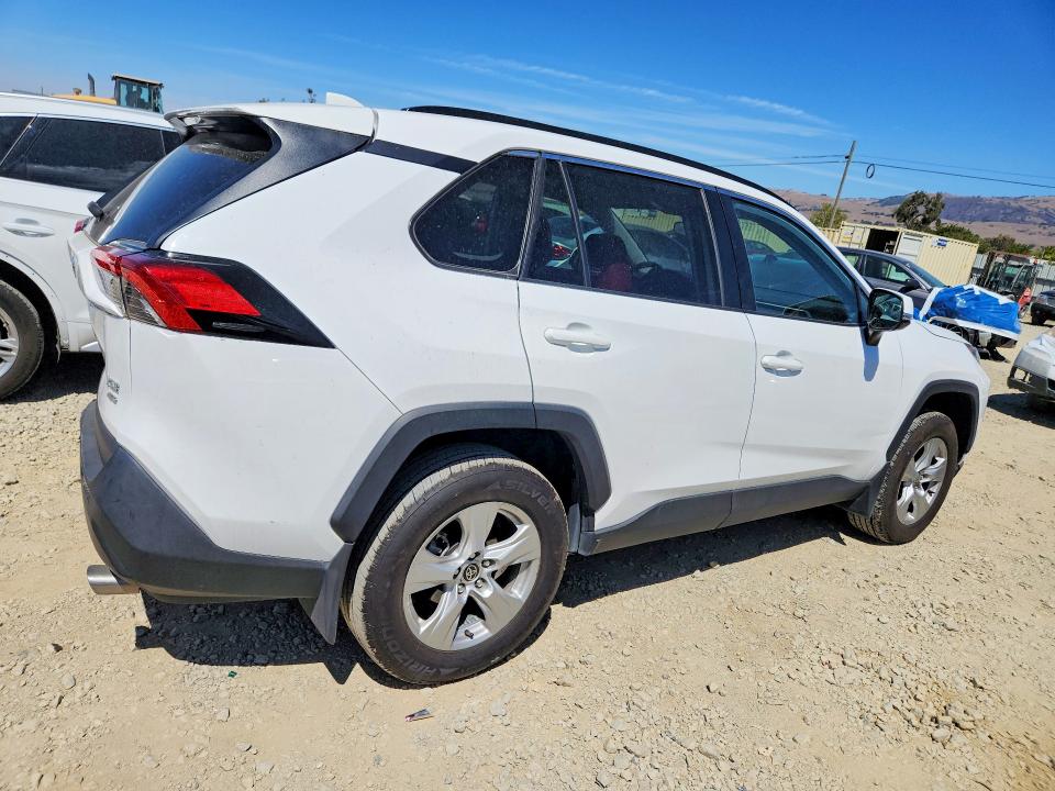 Photo 3 from auction – 2021 TOYOTA RAV4 with VIN 2T3P1RFV3MC203860