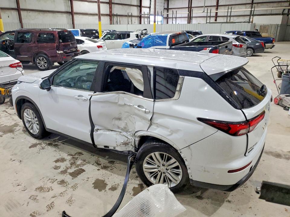 Снимка 2 от търг – 2024 MITSUBISHI OUTLANDER с VIN JA4J4UA80RZ008543
