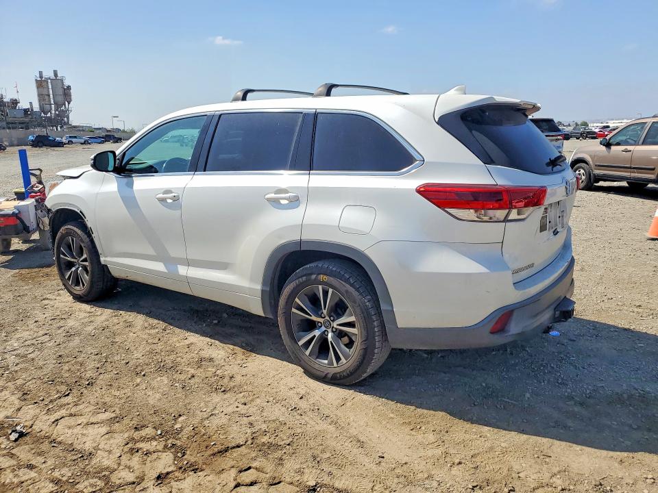 Photo 2 from auction – 2017 TOYOTA HIGHLANDER with VIN 5TDZZRFH4HS213640