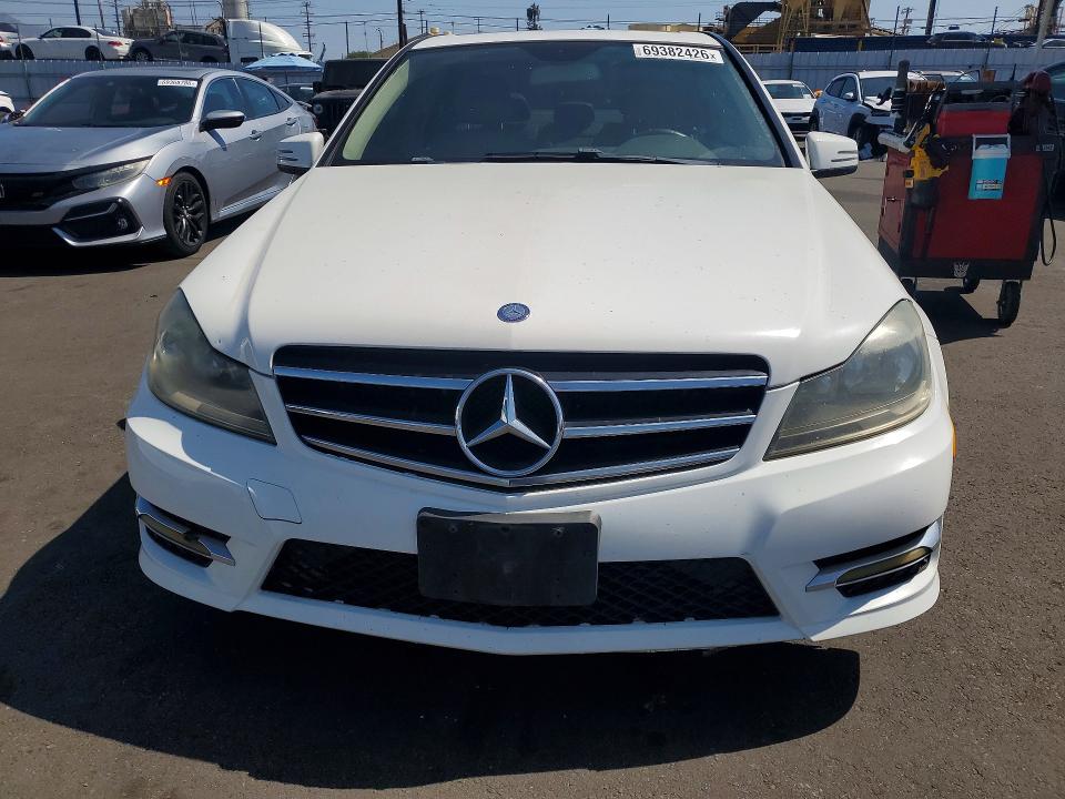 Photo 5 from auction – 2014 MERCEDES-BENZ C with VIN WDDGF4HB9EG198060