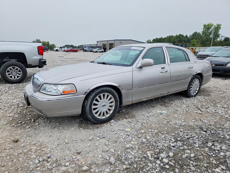 LINCOLN TOWN CAR 2005 with VIN 1LNHM82W55Y647053 - Photo from auction