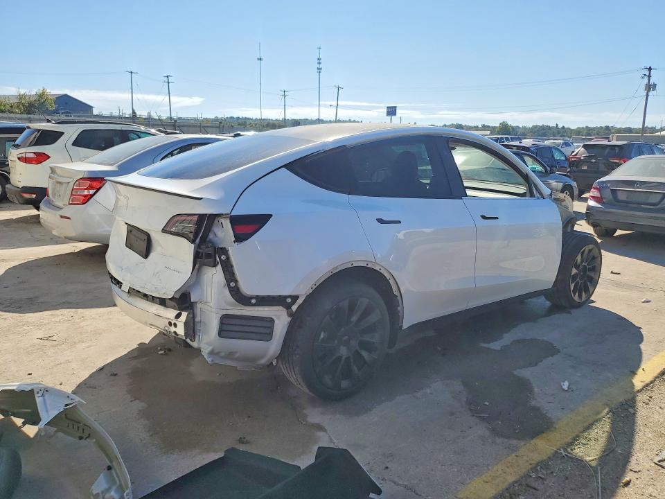 Снимка 3 от търг – 2023 TESLA MODEL Y с VIN 7SAYGDEE8PA203675