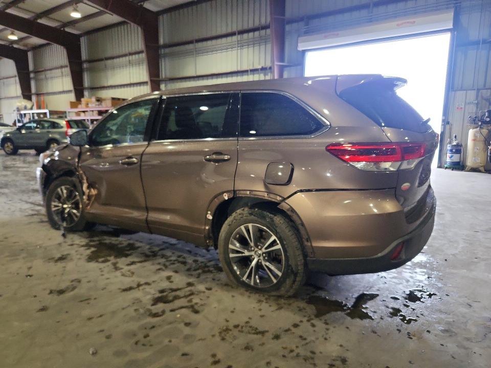 Photo 2 from auction – 2018 TOYOTA HIGHLANDER with VIN 5TDZARFH8JS037852