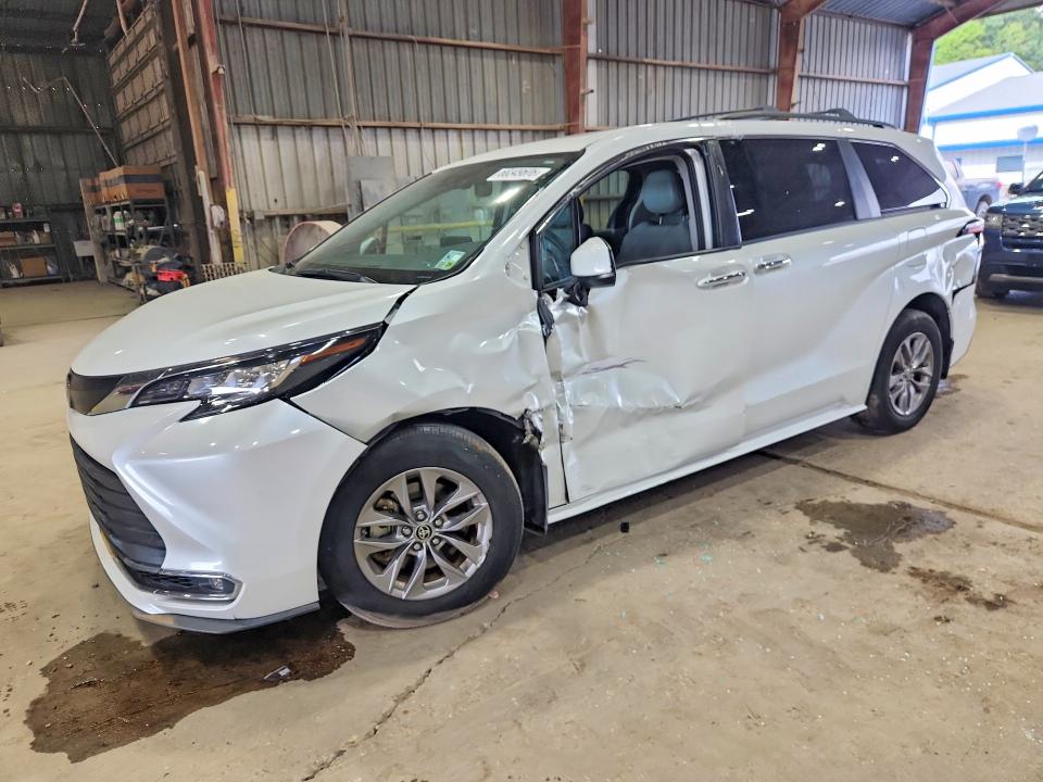 TOYOTA SIENNA 2022 with VIN 5TDYRKEC0NS105794 - Photo from auction