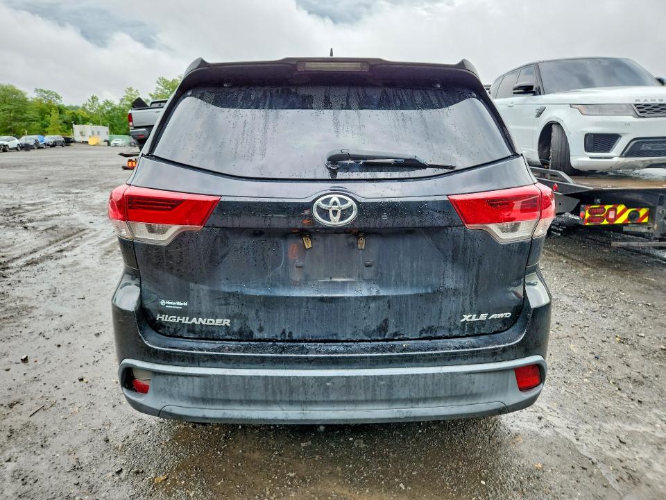 Photo 6 from auction – 2018 TOYOTA HIGHLANDER with VIN 5TDJZRFHXJS898889