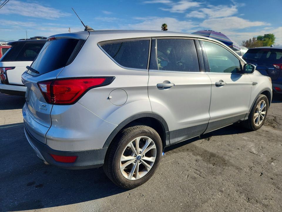 Photo 3 from auction – 2019 FORD ESCAPE with VIN 1FMCU0G95KUB07509
