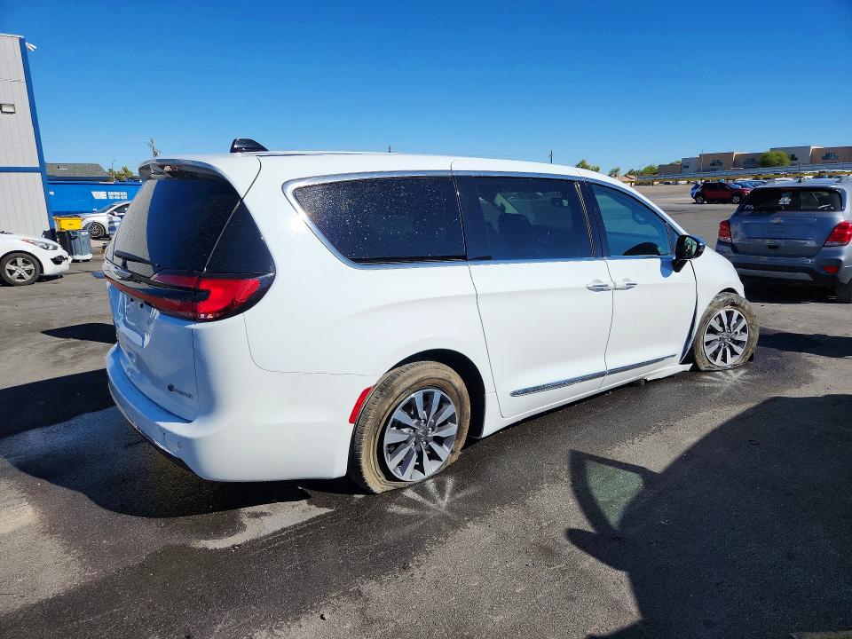 Photo 3 from auction – 2023 CHRYSLER PACIFICA with VIN 2C4RC1S72PR626826