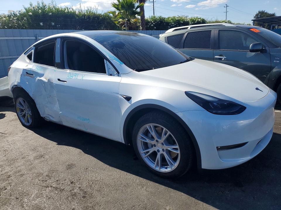 Снимка 4 от търг – 2024 TESLA MODEL Y с VIN 7SAYGDEE0RF066981