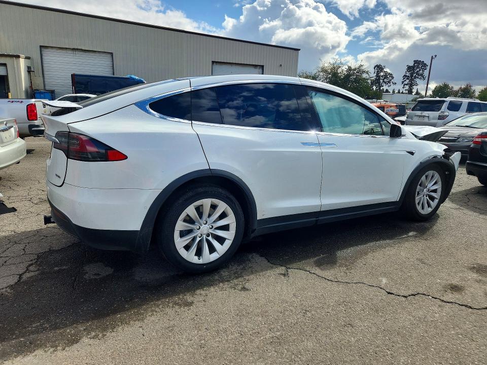 Снимка 3 от търг – 2018 TESLA MODEL X с VIN 5YJXCAE26JF125996