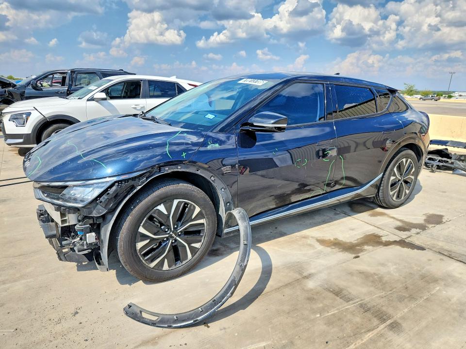 KIA EV6 2023 with VIN KNDC34LA3P5605188 - Photo from auction
