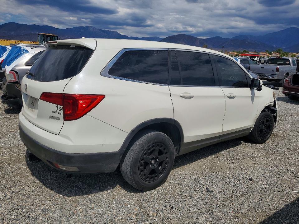 Photo 3 from auction – 2016 HONDA PILOT with VIN 5FNYF6H5XGB030526
