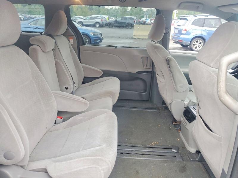 Photo 11 from auction – 2017 TOYOTA SIENNA with VIN 5TDKZ3DC2HS815748