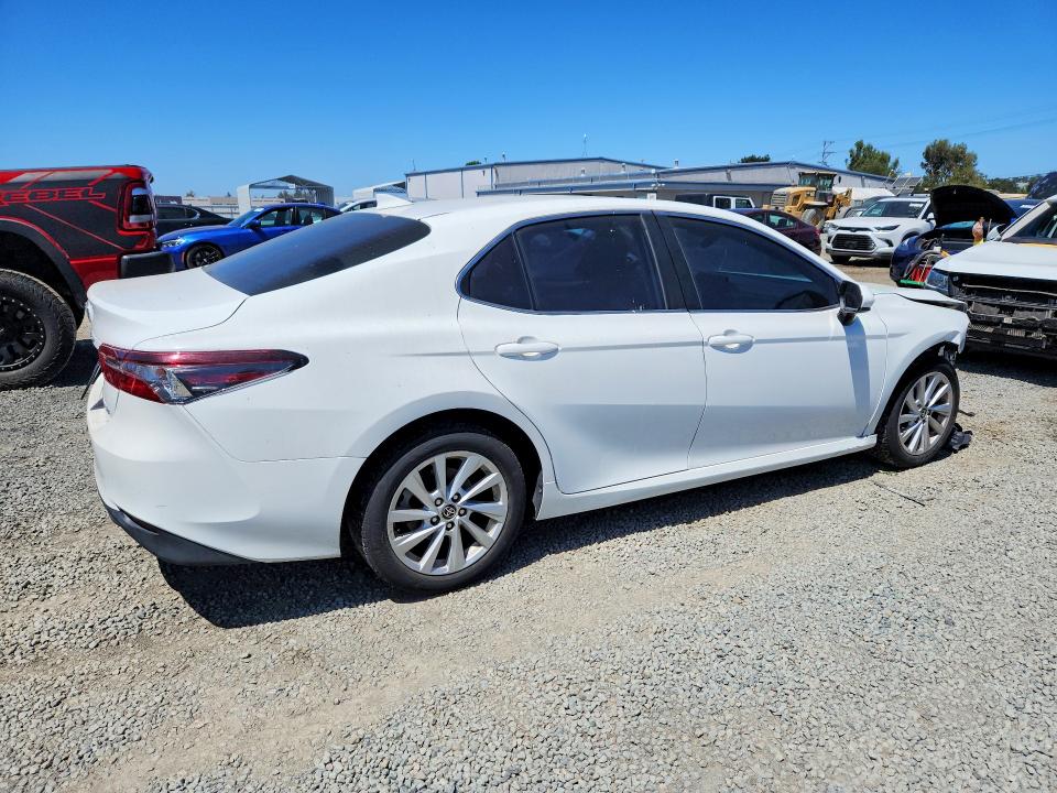 Zdjęcie 3 z aukcji – 2022 TOYOTA CAMRY z VIN 4T1C11AK2NU024781