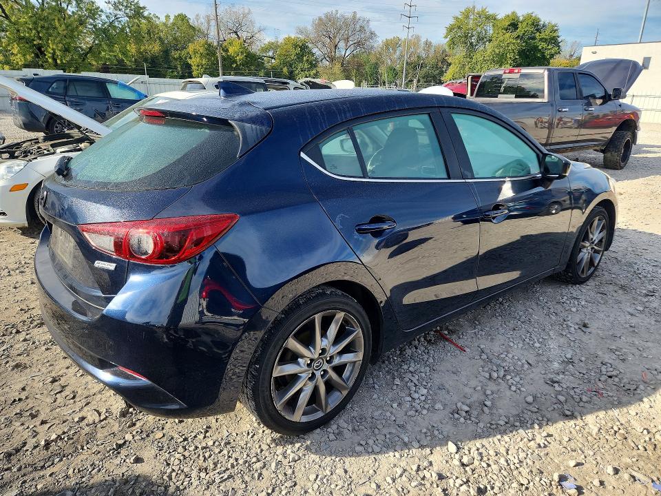 Foto 3 de la subasta – 2018 MAZDA 3 con VIN 3MZBN1M30JM158919