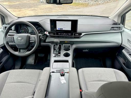 Photo 9 from auction – 2026 TOYOTA SIENNA with VIN 5TDKRKEC9TS298188