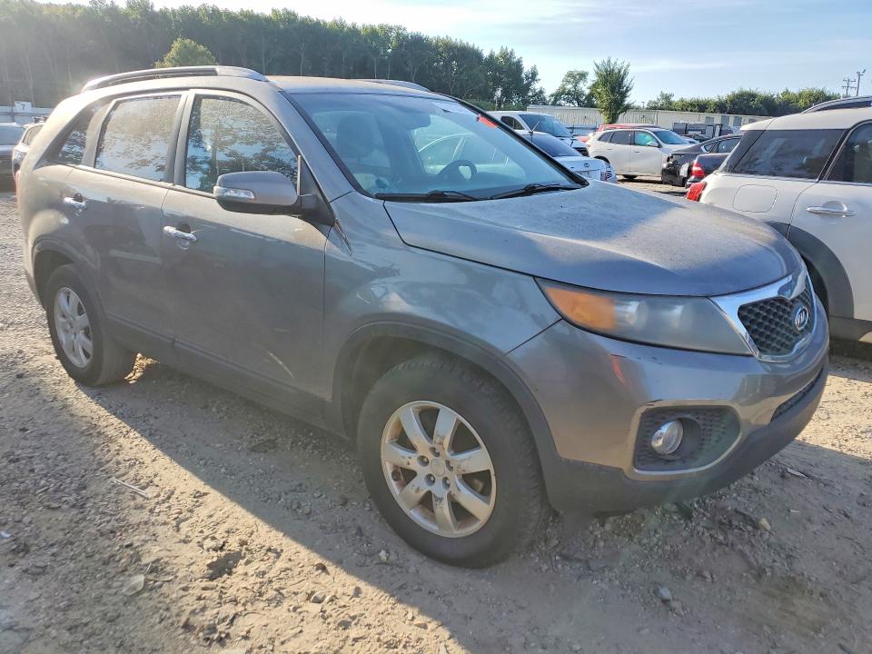 Photo 4 from auction – 2011 KIA SORENTO with VIN 5XYKT4A13BG159297