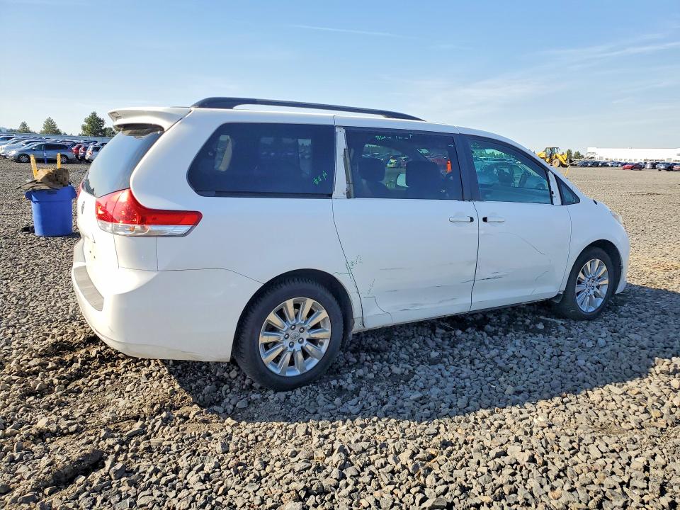 Photo 3 from auction – 2011 TOYOTA SIENNA with VIN 5TDDK3DC4BS029888