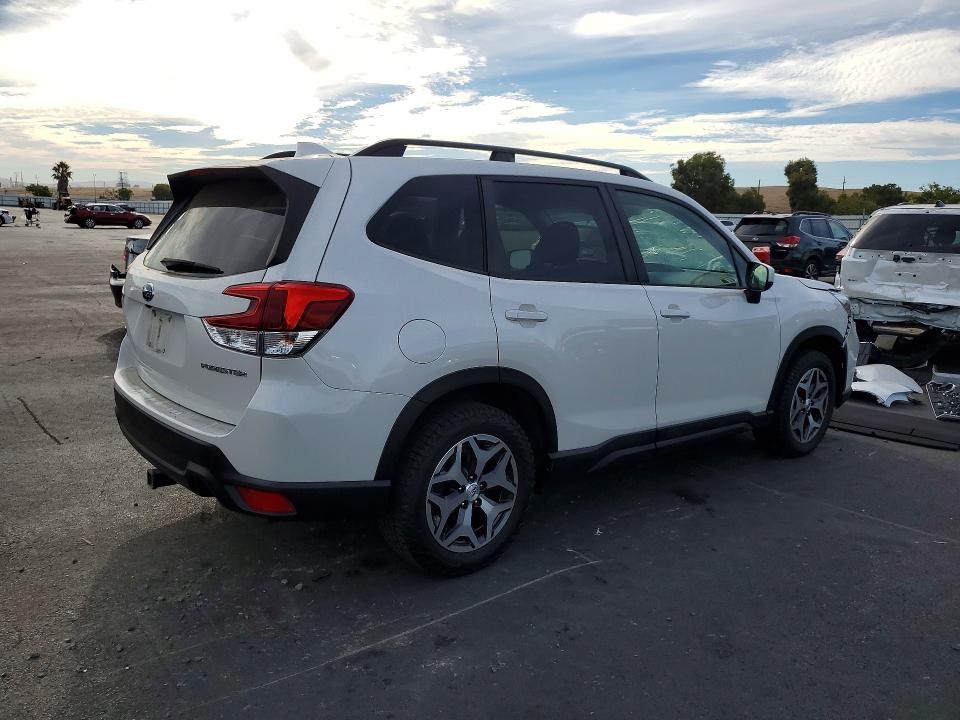 Photo 3 from auction – 2021 SUBARU FORESTER with VIN JF2SKAJC1MH424006