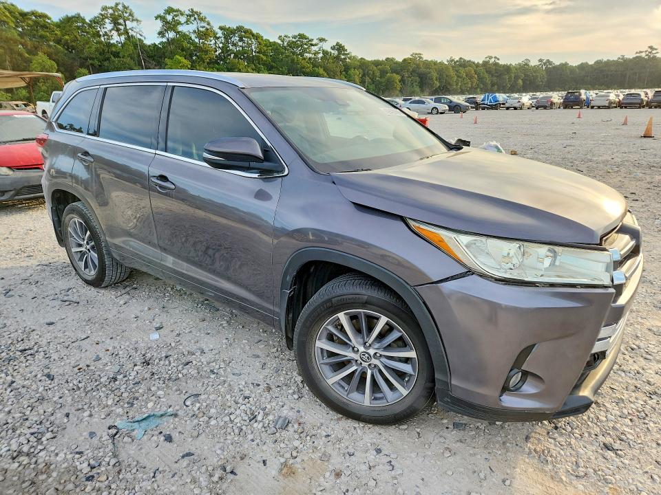 Photo 4 from auction – 2017 TOYOTA HIGHLANDER with VIN 5TDJZRFH1HS480456