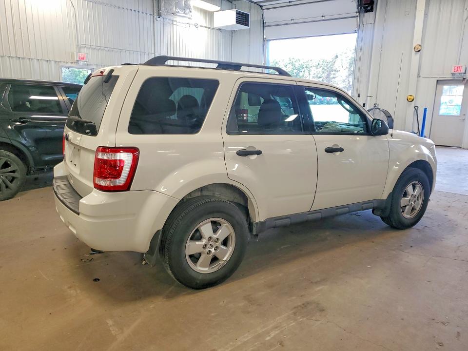 Photo 3 from auction – 2011 FORD ESCAPE with VIN 1FMCU0D73BKA37071