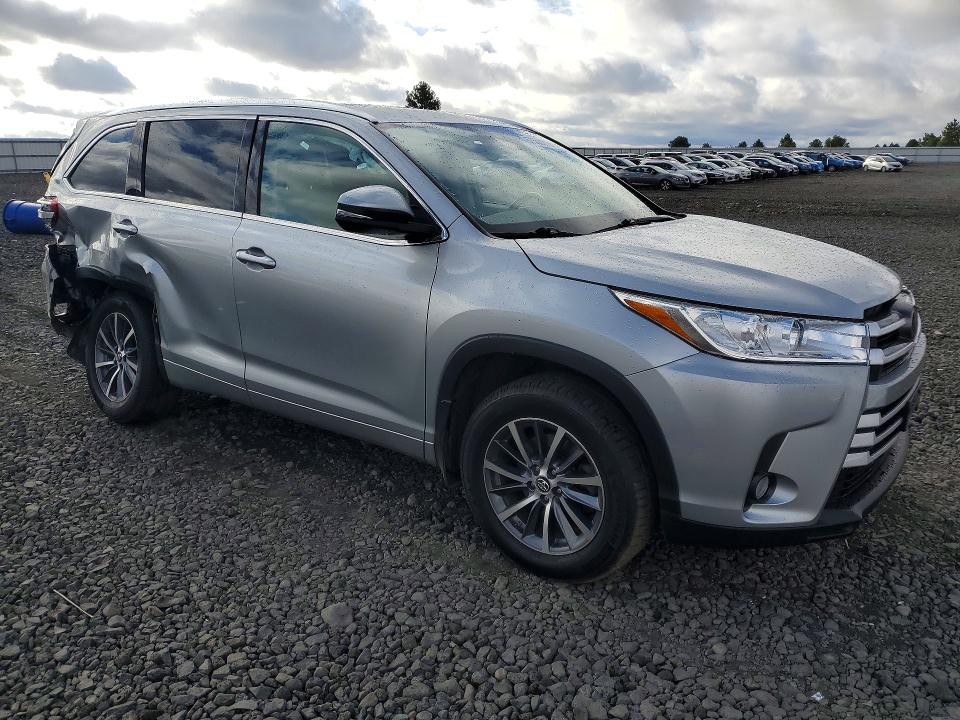 Photo 4 from auction – 2017 TOYOTA HIGHLANDER with VIN 5TDJZRFH8HS445624