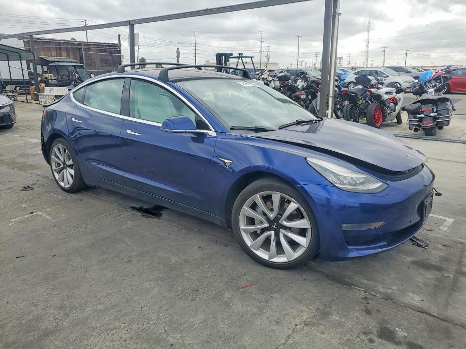 Foto 4 de la subasta – 2018 TESLA MODEL 3 con VIN 5YJ3E1EB7JF135414